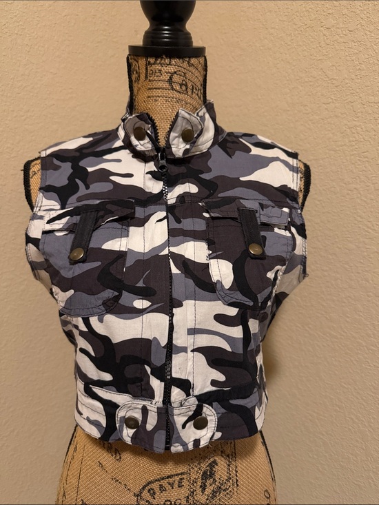 Voice Jackets & Blazers - Voice Sleeveless Cropped Camouflage Vest - Black & Gray